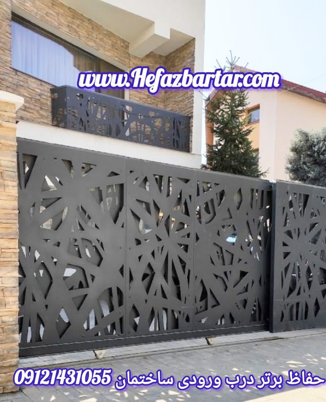 درب حیاط ساختمان
